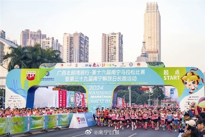 西显得更加
